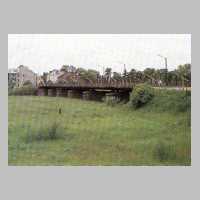 111-1193 Die lange Bruecke von Wehlau im Jahre 1990 mit einigen wenigen alten Haeusern der kleinen Vorstadt.jpg